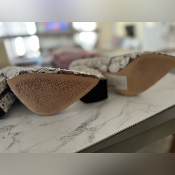 Tory Burch  - New Francesca Pointy toe Pump in color Faded Coffee Ivory - Picture 3 of 7